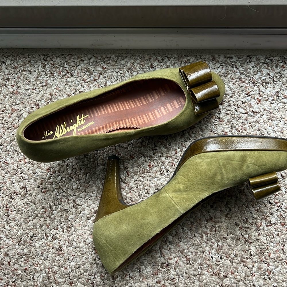 Like new Miss Albright green suede heels